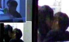 526日：女顶流家中与男友幽会被拍！两人在卧室激吻好甜男方身份遭揭